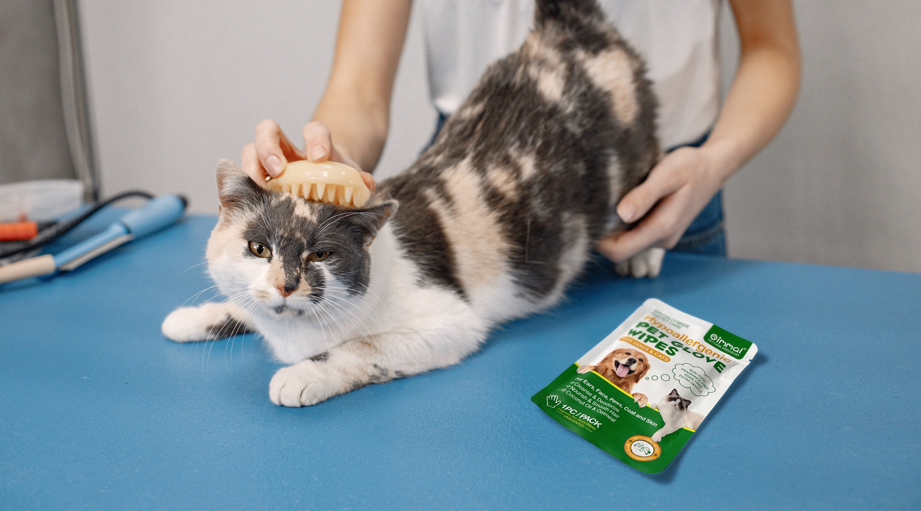 How to Get Cat Poop Out of Cat Fur (for Long & Short-Haired Cats) -Oimmal Hypoallergenic Pet Glove Wipes are a great option.